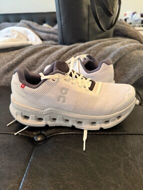 On CloudTec Cloudgo Cloudrunning Shoes in Light Gray and White